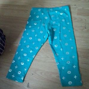 Size 11/12 large children Capri leggings